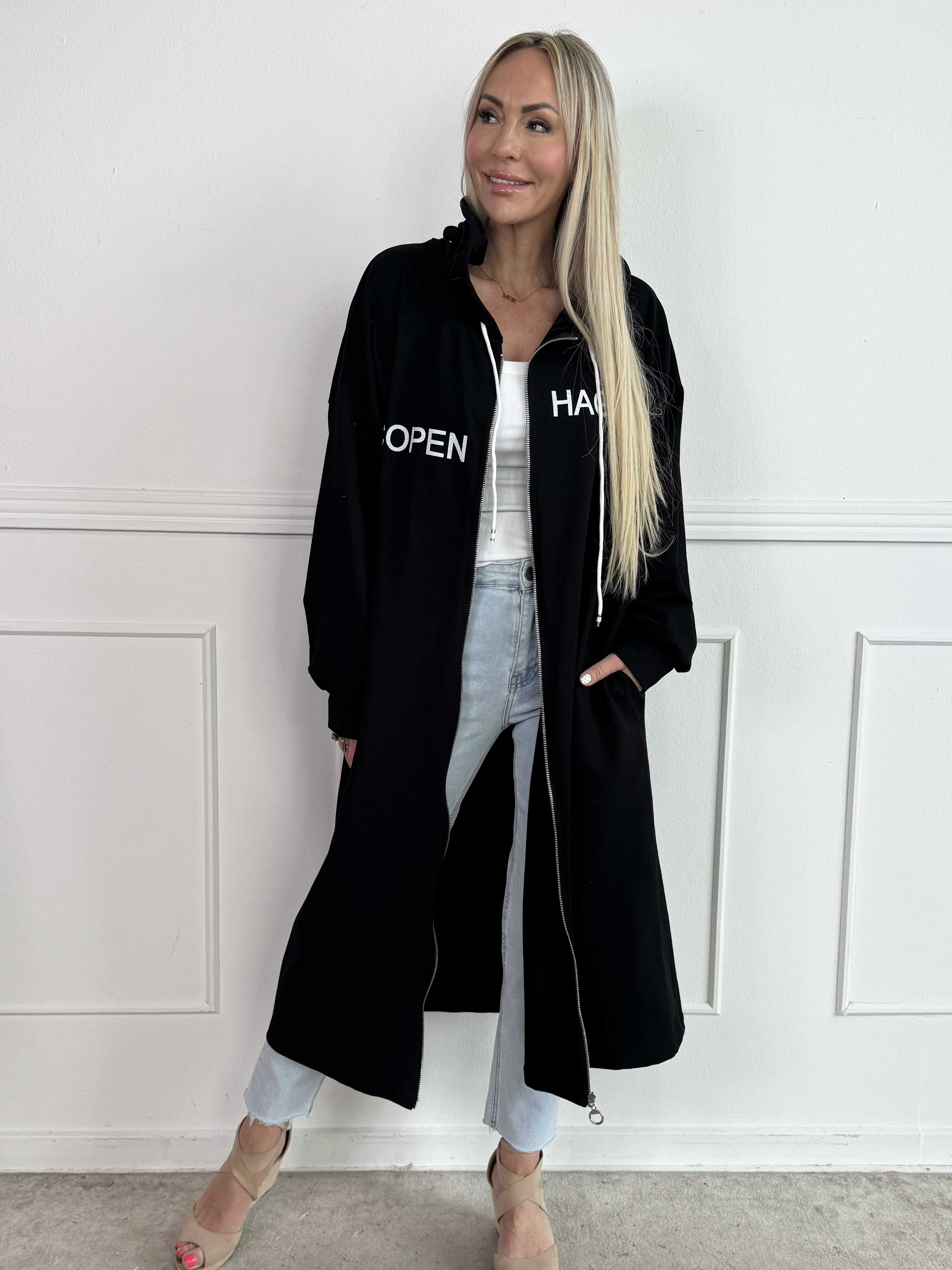 Erika - Lang blød hoodiekjole i bomuld med “Copenhagen”-print på brystet